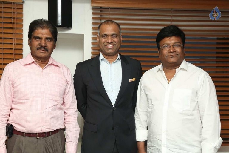 pvp,kona venkat,radhamohan,press meet about movie release date  ఆ ముగ్గురు నిర్మాతలూ.. ఒక్కటయ్యారు!